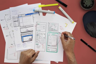 masada çalışan yaratıcı tasarımcı