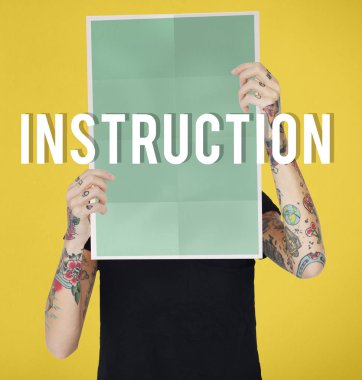 Dövmeli kişi holding afiş.