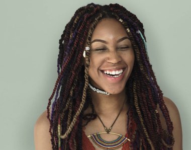 Stüdyoda Afrikalı-Amerikalı kadın