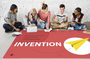 öğrenciler proje üzerinde birlikte çalışma