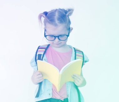 Okul sırt çantası ile kız