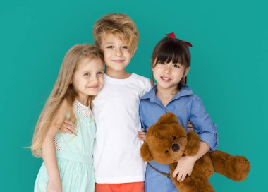 Çocuklar birlikte sarılma