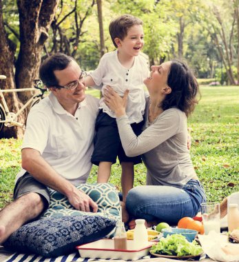 Parkta piknik aile