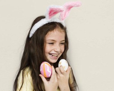 Paskalya yumurtaları ile güzel kız