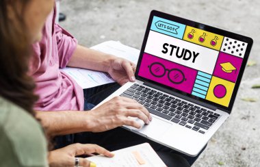 öğrenciler dizüstü bilgisayar kullanıyor