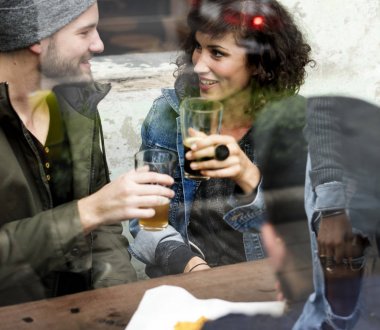 Çeşitlilik insanlar dışarı asılı