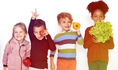 sebze tutan çocuklar