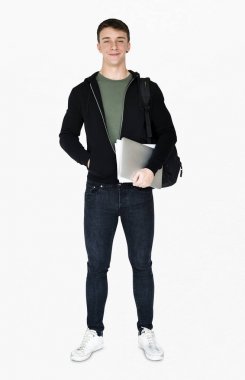 Dizüstü bilgisayar tutan adam