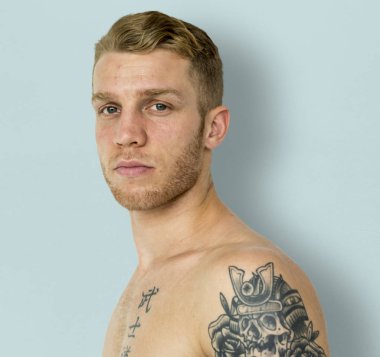 Gömleksiz dövmeli adam