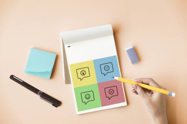 Defterde yazan kadın 