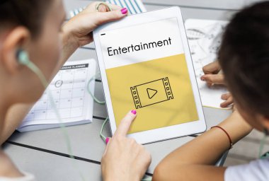 kadın ve çocuk tablet birlikte kullanma