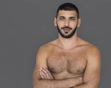 gülümseyen gömleksiz Ortadoğu adam