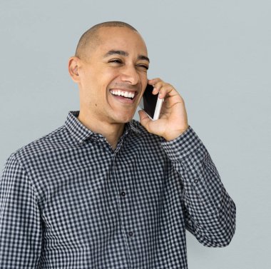 Mobil telefonda konuşurken gülümseyen adam 