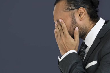 yüzünü elleriyle kapanış iş adamı