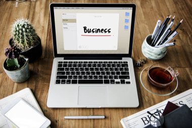 Açık tablo üstünde laptop 