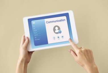 kişi holding dijital tablet