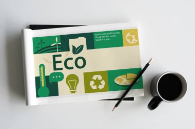 boyama kitabı ve kahve fincanı