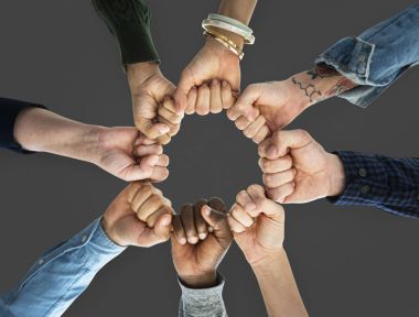 insan eller yumruk birlikte daire içinde