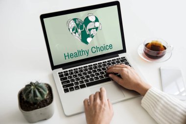 Dizüstü bilgisayarda çalışan kadın