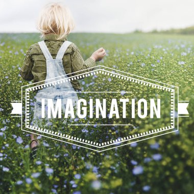 Genel olarak yürüyüş alanında denim çocukta