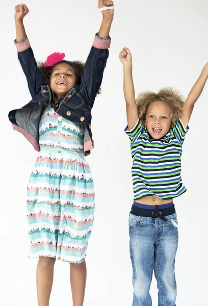 Gelukkig kinderen springen samen — Stockfoto
