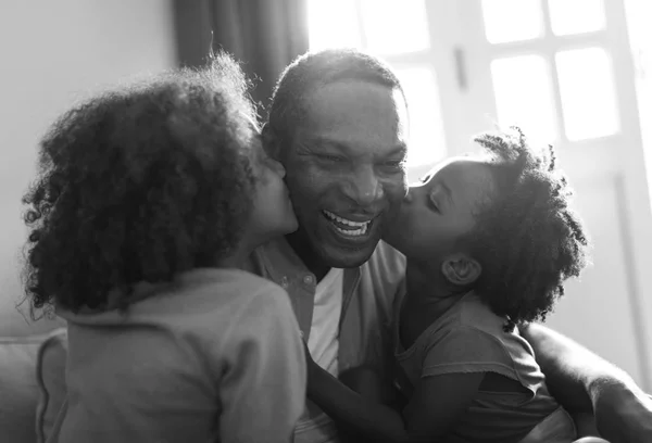 Père passe du temps avec ses filles — Photo