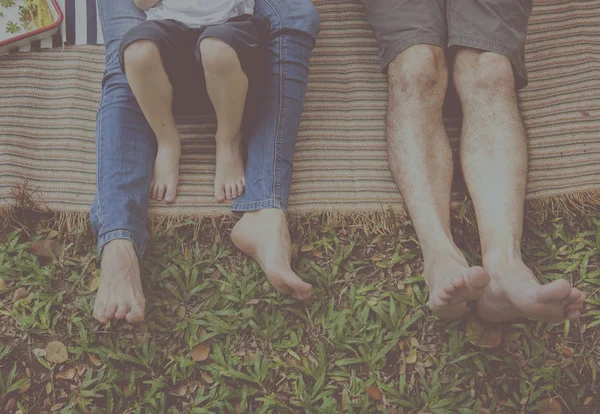 Familie beim Picknick — Stockfoto