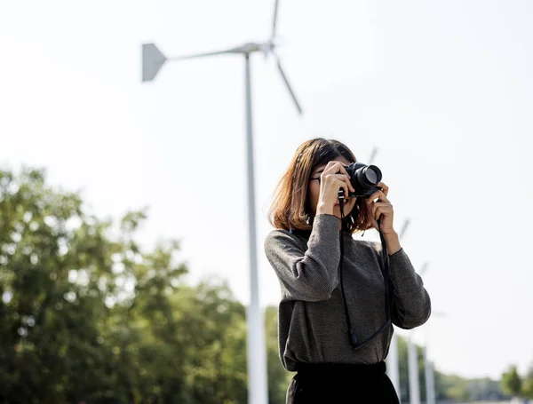 Mulher segurando câmera de foto — Fotografia de Stock