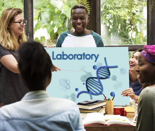 Grupo de estudiantes que aprenden juntos — Foto de Stock