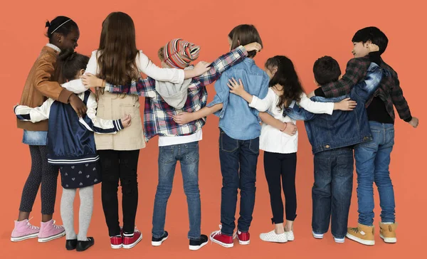 Дети обнимаются в студии — стоковое фото