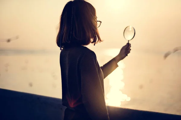 Kvinna som håller förstoringsglas — Stockfoto