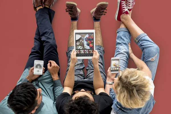 Menschen, die technische Geräte nutzen — Stockfoto