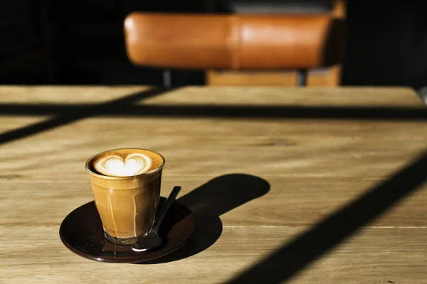 Meja Kayu Dengan Cangkir Cappuccino Panas Photoset Asli — Stok Foto