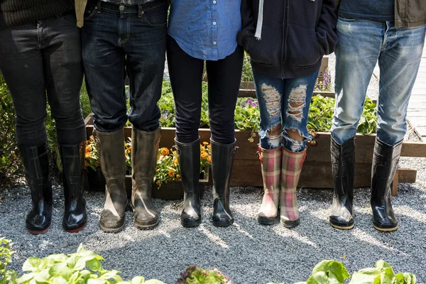 Pernas usando botas de borracha — Fotografia de Stock