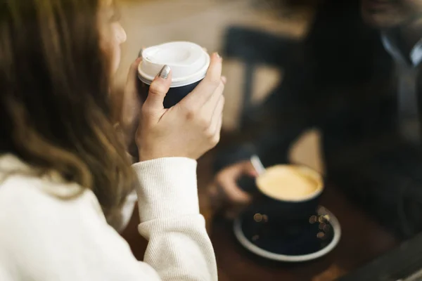 Elinde kahve fincanı tutan kadın — Stok fotoğraf
