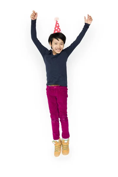 생일 모자에 점프 하는 소년 — 스톡 사진