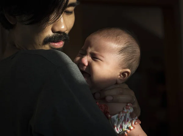 Father holding crying baby — Stock Photo, Image