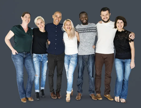 Feliz diversidad gente acurrucarse — Foto de Stock