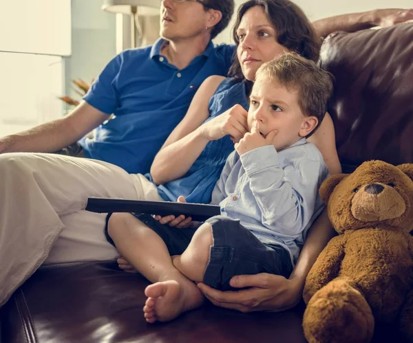 Familia viendo televisión en casa — Foto de Stock