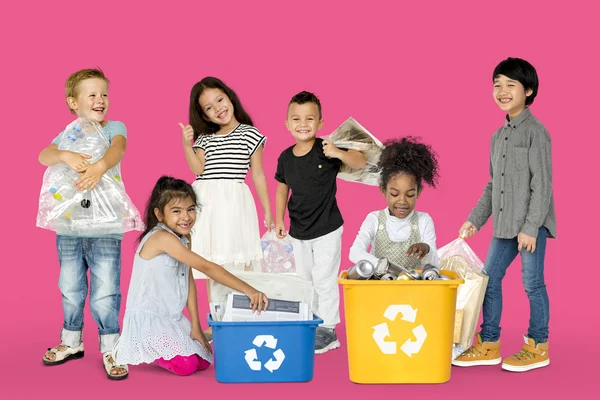 Niños con residuos para reciclar — Foto de Stock