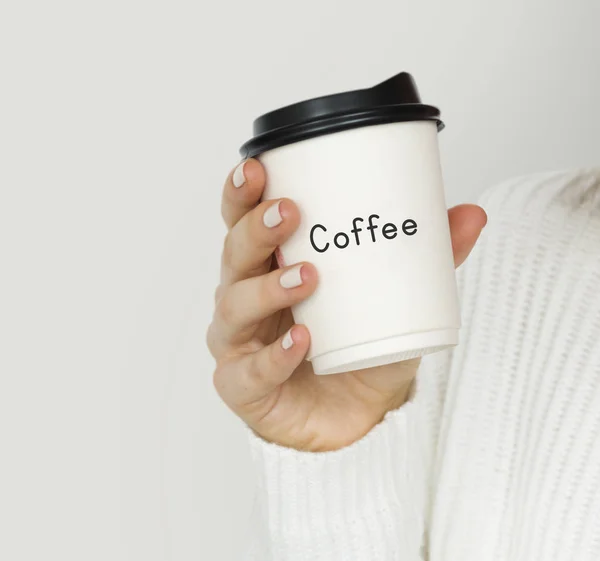 Mão feminina segurando caneca de café — Fotografia de Stock