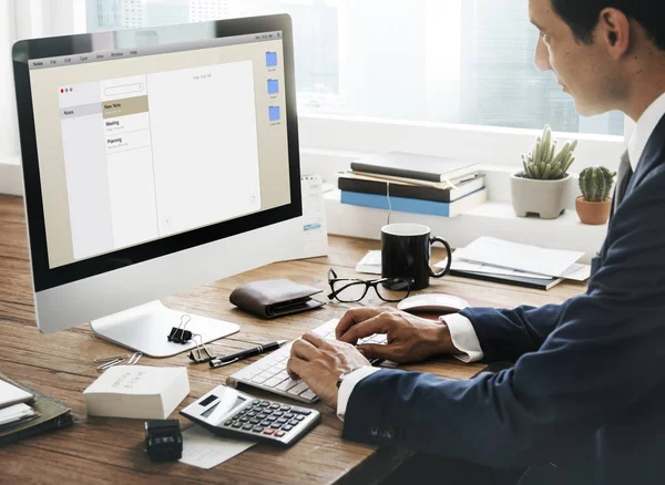 Uomo d'affari che lavora con il computer — Foto Stock