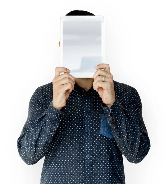 Homem segurando tablet digital — Fotografia de Stock