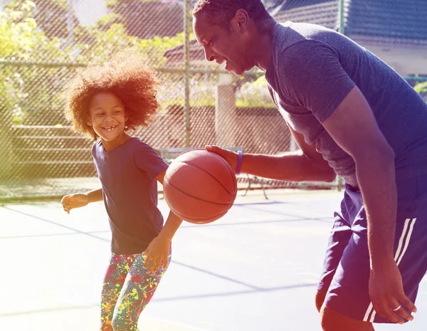 Pai jogando basquete com a filha — Fotografia de Stock