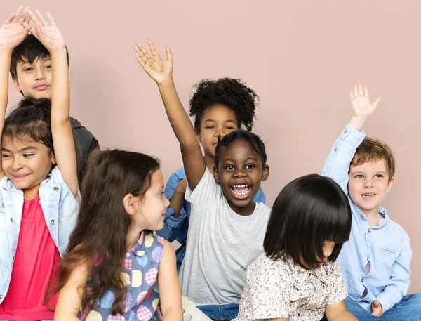 Schoolkinderen verhogen handen — Stockfoto