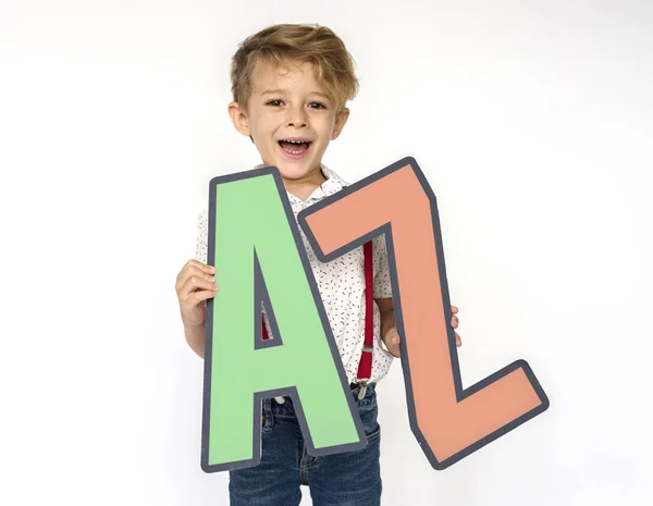 Holding a papírt egy A és Z betűk fiú — Stock Fotó