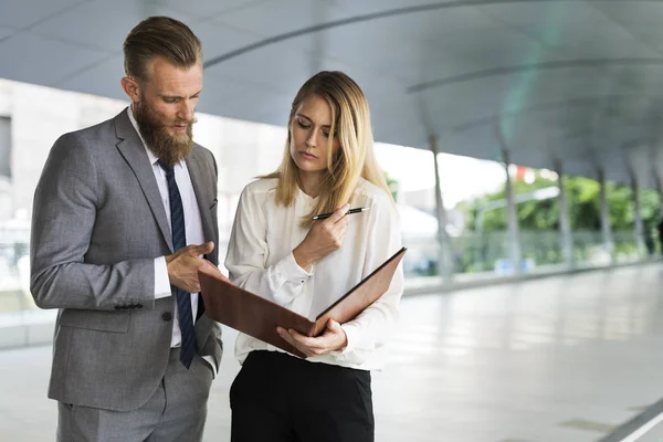 Mensen uit het bedrijfsleven werken — Stockfoto