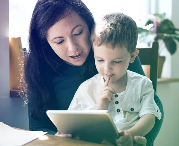 Mother and son using tablet — Stock Photo, Image