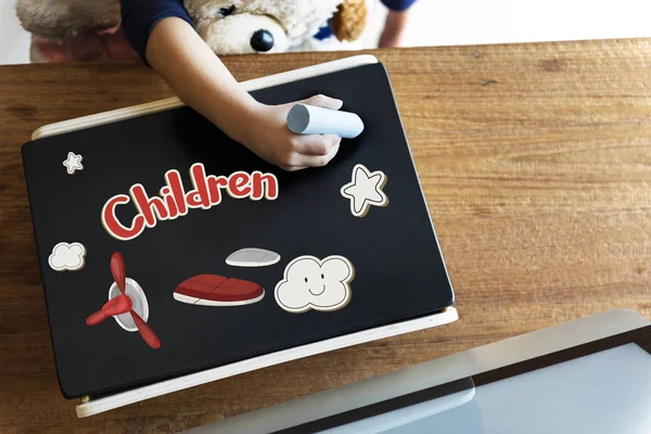 Dzieciak rysowanie kredą na tablicy — Zdjęcie stockowe