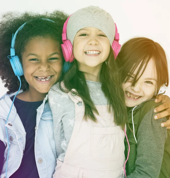 Wielokulturowym dziewczyny w słuchawkach — Zdjęcie stockowe